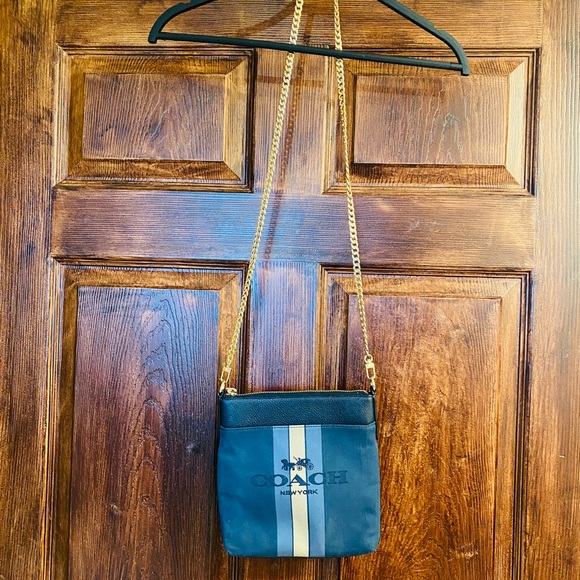 Coach Kitt Messenger with Horse & Carriage - Picture 3 of 7